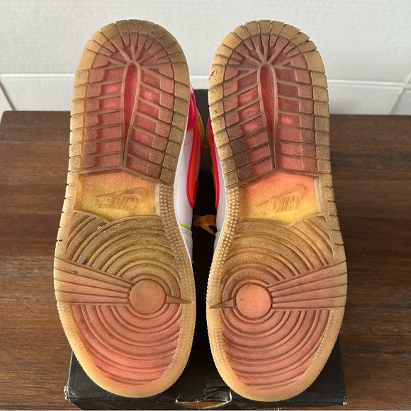 Jordan 1 Mid Edge Glow GS Size 5.5Y/Women's7 - Picture 4 of 6